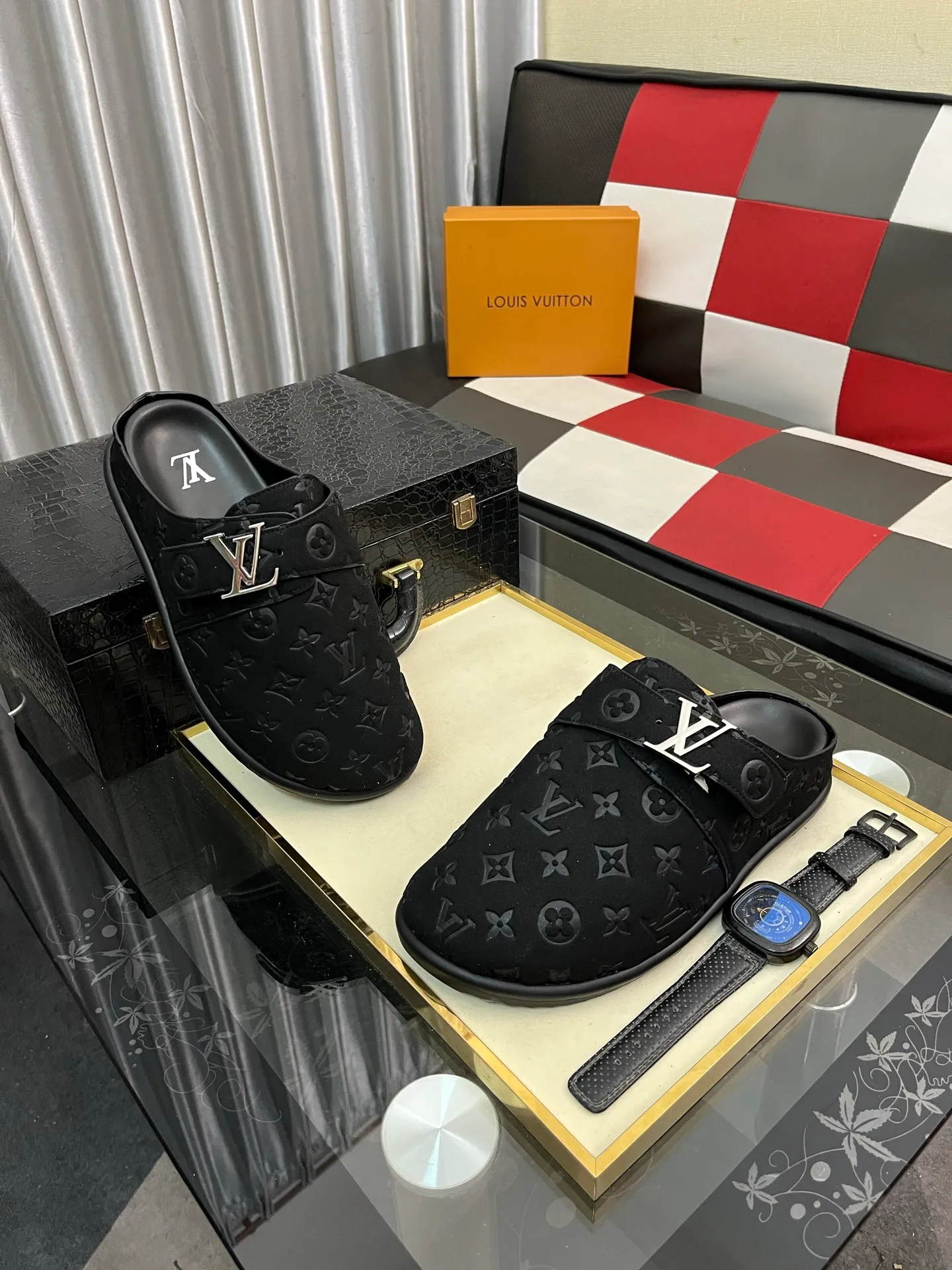 Men's shoes 💰380⌚️⌚️2025 new men's casual sandals and slippers, made of suede cow leather, with Monogram pattern to highlight the trendy style. Adjustable straps illuminated with LV letters, while a resilient insole and micro outsole provide lightweight comfort. Made of suede cow leather with embossed Monogram pattern and brand element metal hardware✅Adjustable straps➕Tough insole‼ ️Micro outsole. Comfortable and easy to wear‼ ️size: 38-446️⃣Colors available